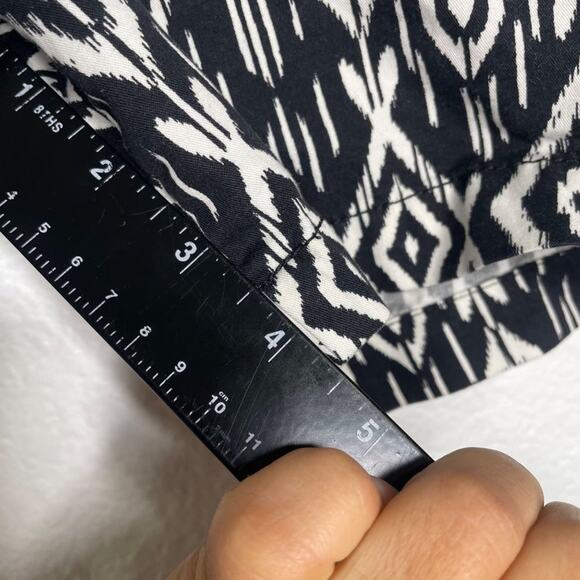 Old Navy Womens Shorts Size 10 Black & White Geometric Tribal Ikat Short Shorts - Picture 7 of 12